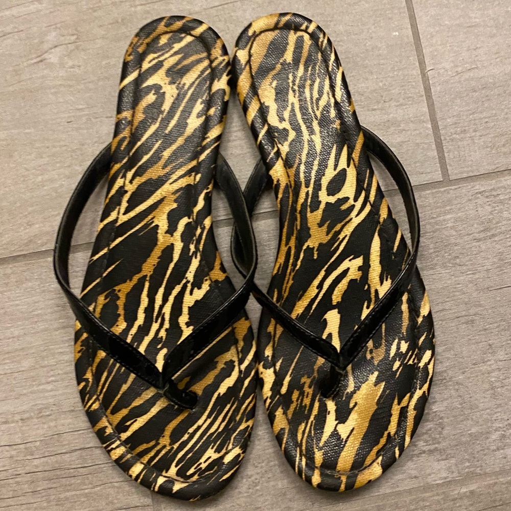 BCBGeneration Flip Flops (size 6)